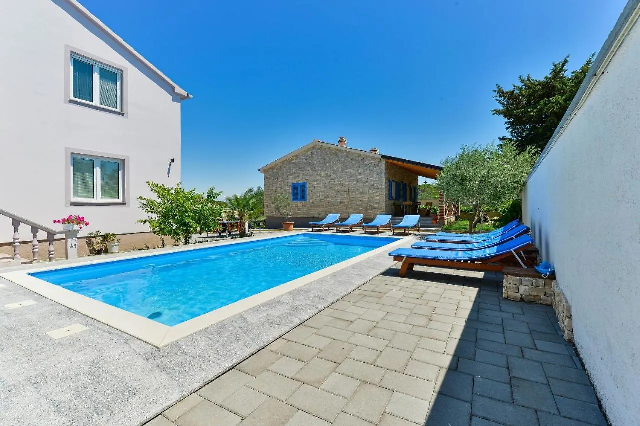 Family Friendly Apartments With A Swimming Pool Zadar - 18098