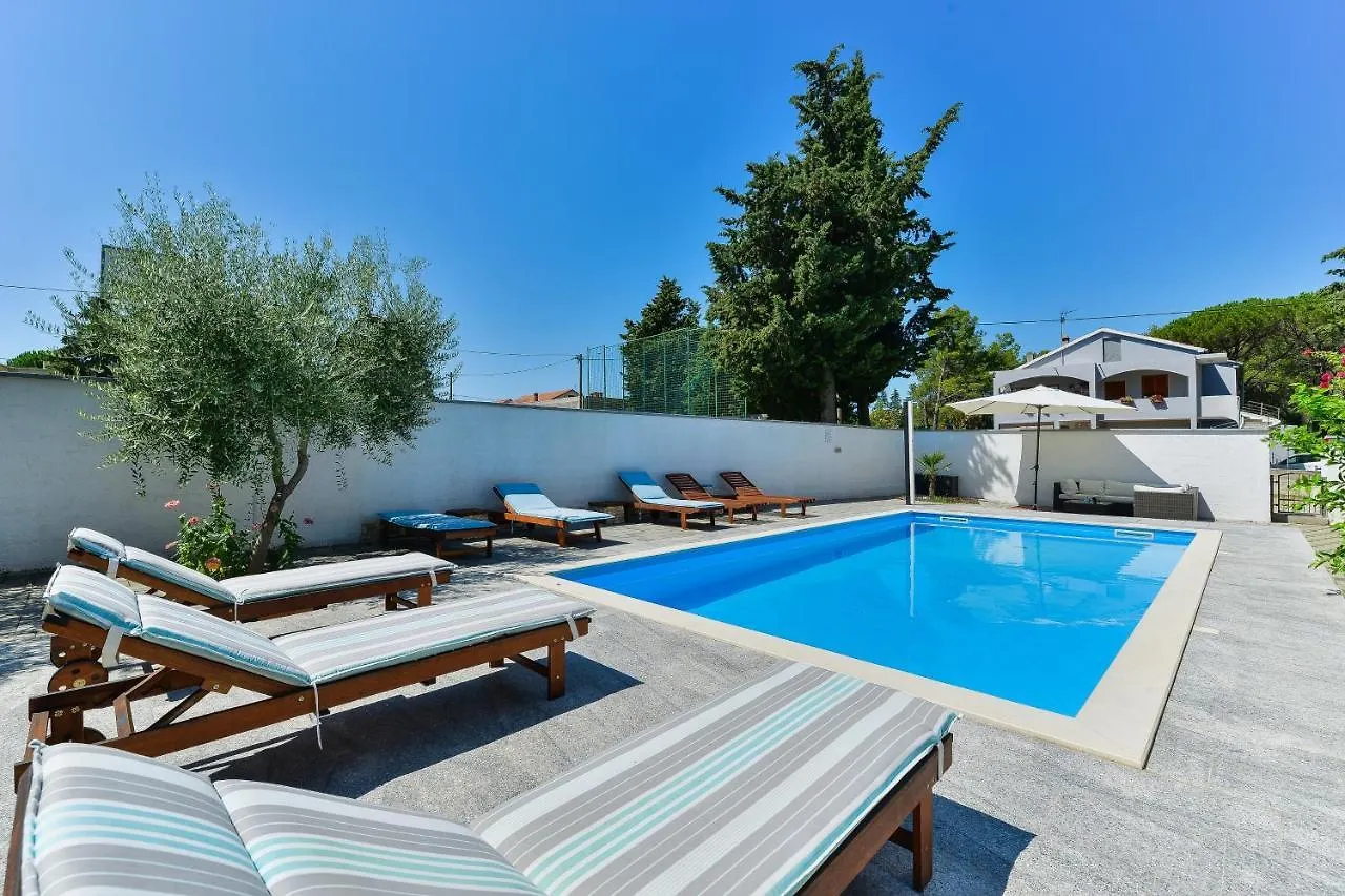 Family Friendly Apartments With A Swimming Pool Zadar - 18098
