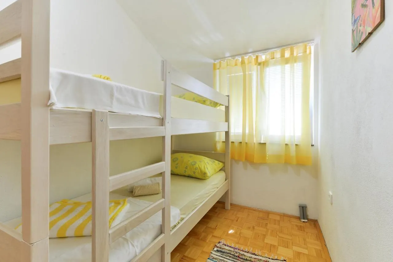 Family Friendly Apartments With A Swimming Pool Zadar - 18098