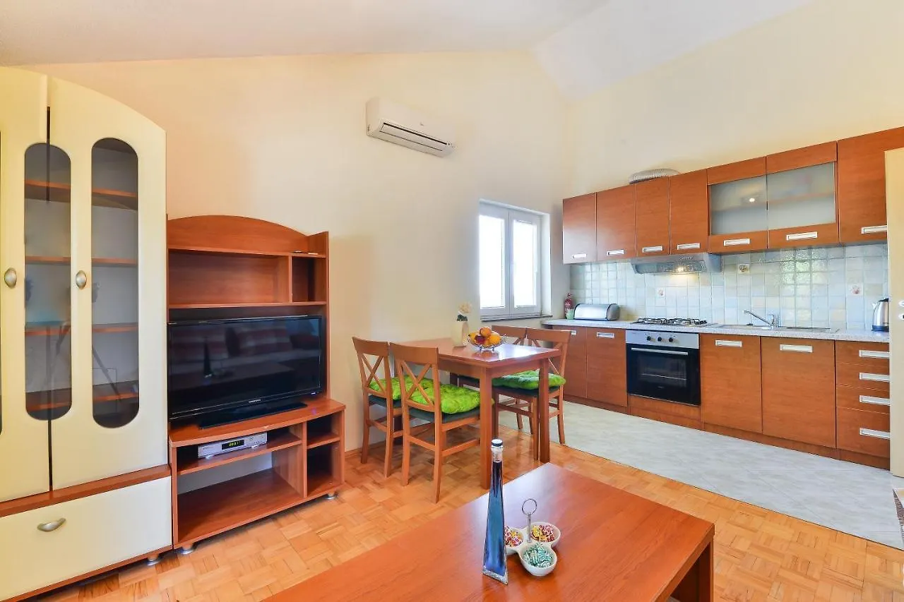 Family Friendly Apartments With A Swimming Pool Zadar - 18098