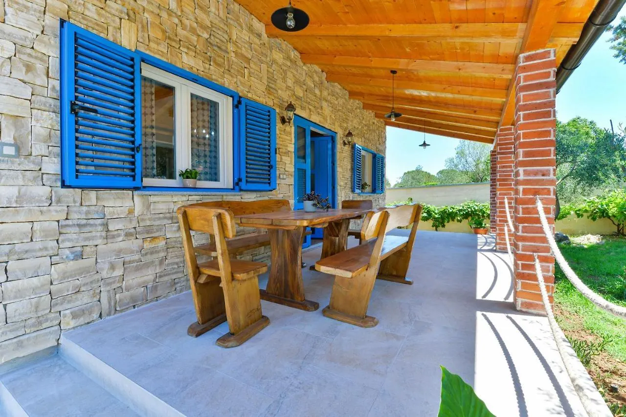 Family Friendly Apartments With A Swimming Pool Zadar - 18098 0*,