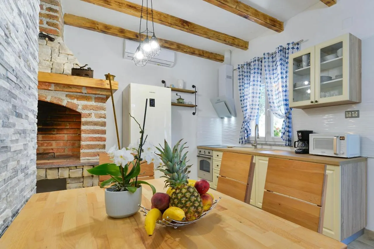 Family Friendly Apartments With A Swimming Pool Zadar - 18098 0*,
